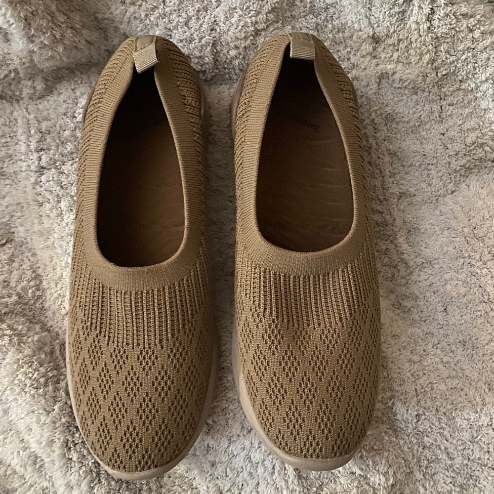 BARETRAPS LEILA SLIP-ON STRETCH KNIT SHOE  TAUPE SIZE 10 M